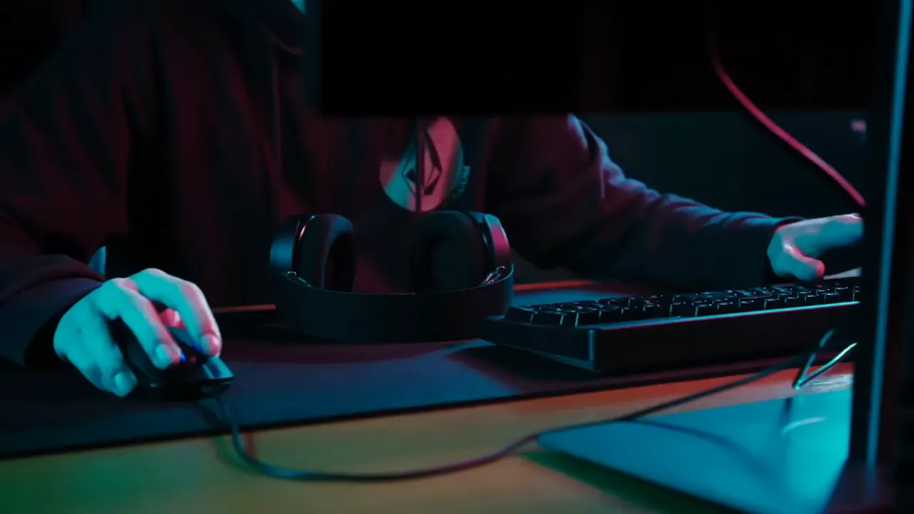 Screenshot representing a young teenager spending time online