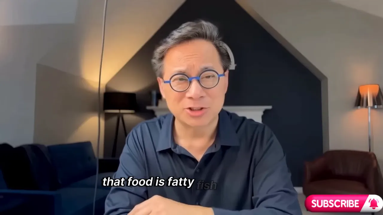 Screenshot of a nutrition presenter explaining why fatty fish is good to eat before bed