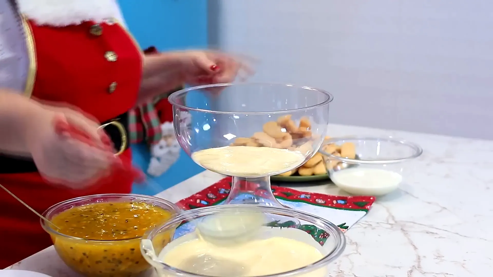 Camadas de mousse e biscoito na taça