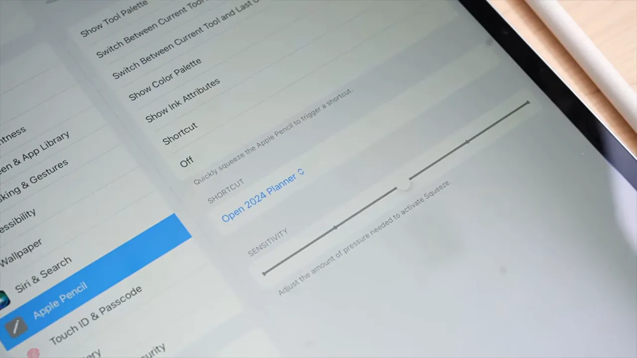 iPad settings showing Apple Pencil Pro gesture and sensitivity controls