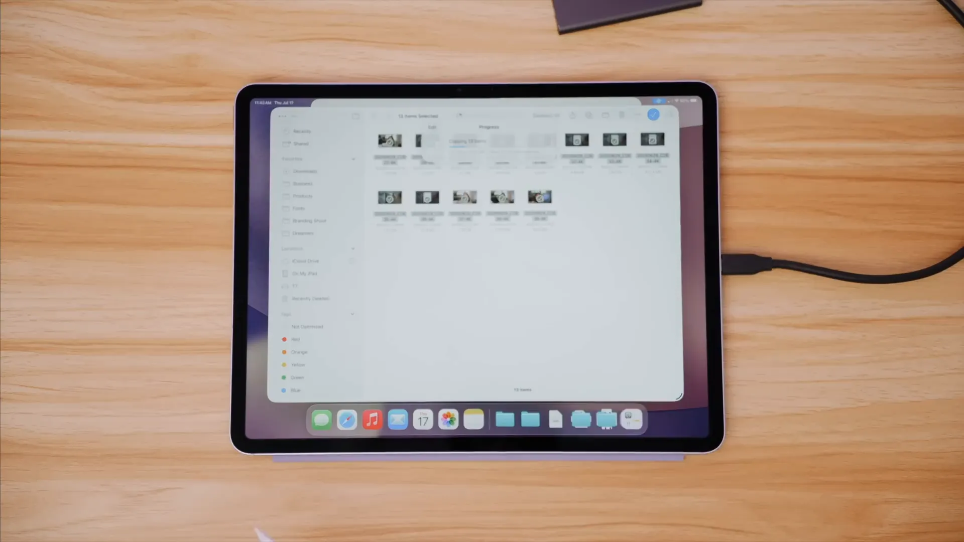 Background tasks running as live activities while working in another app
