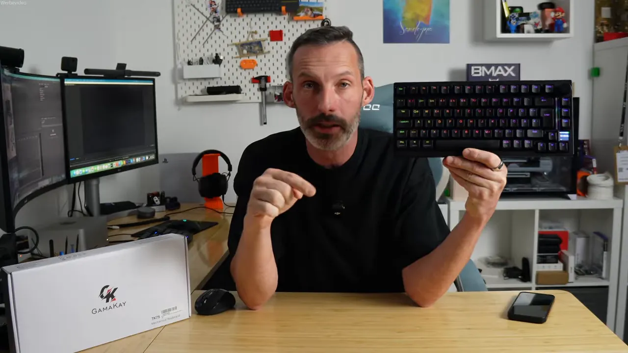 Abschlussszene: Sprecher schaltet die Tastatur aus oder zeigt das Setup