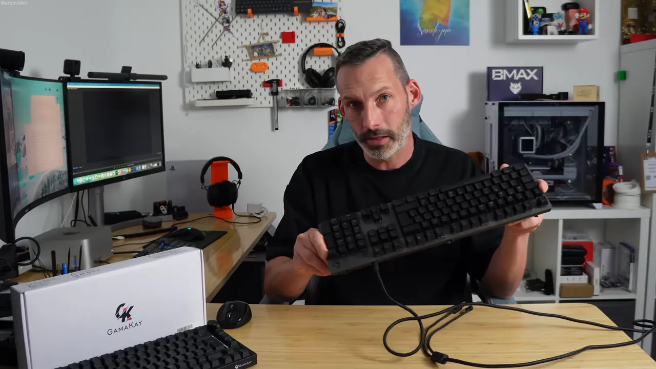 Nahaufnahme: Sprecher erklärt warum Standard-Tastaturen oft zu breit sind