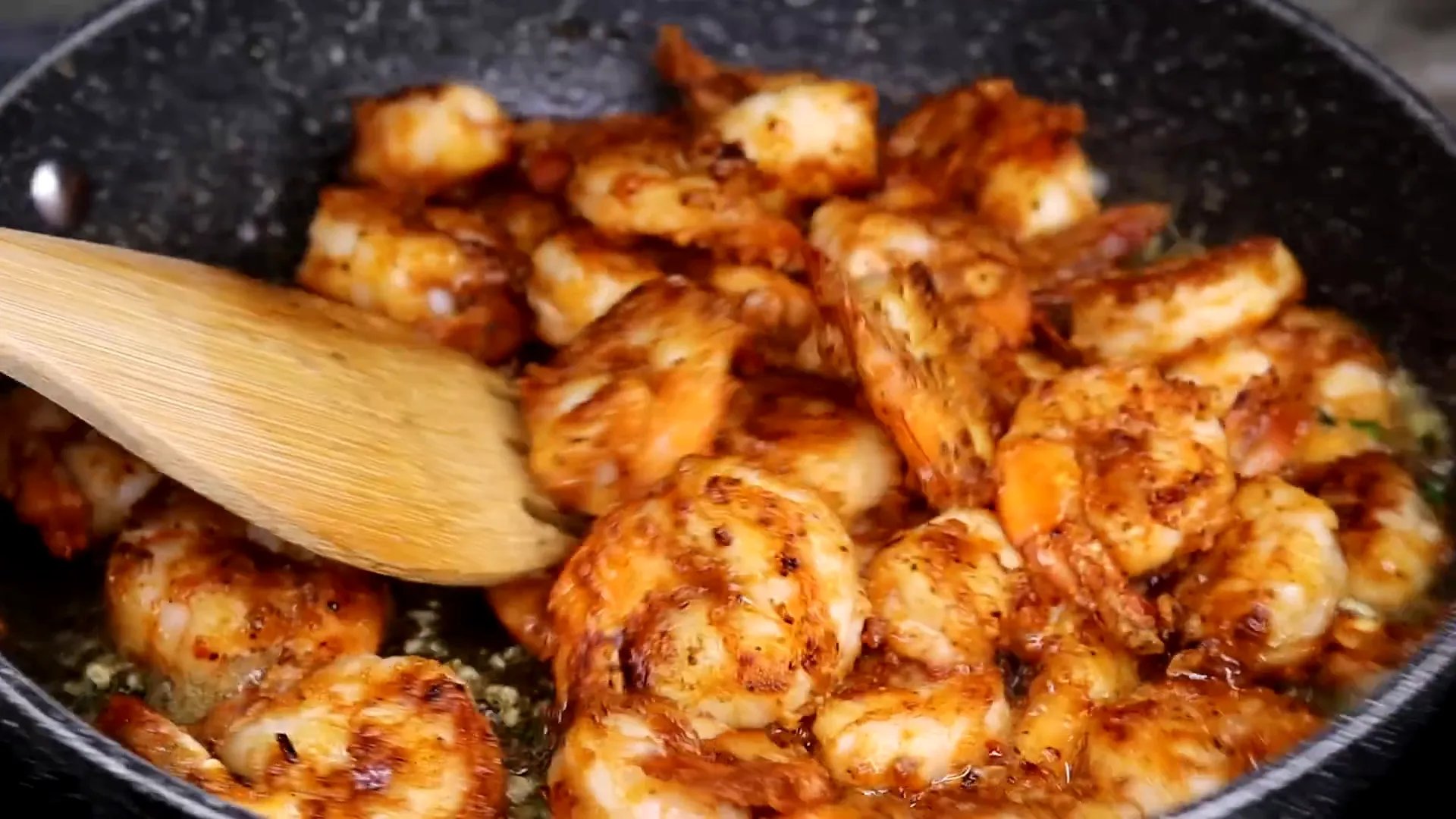 Shrimp mixed with garlic butter sauce