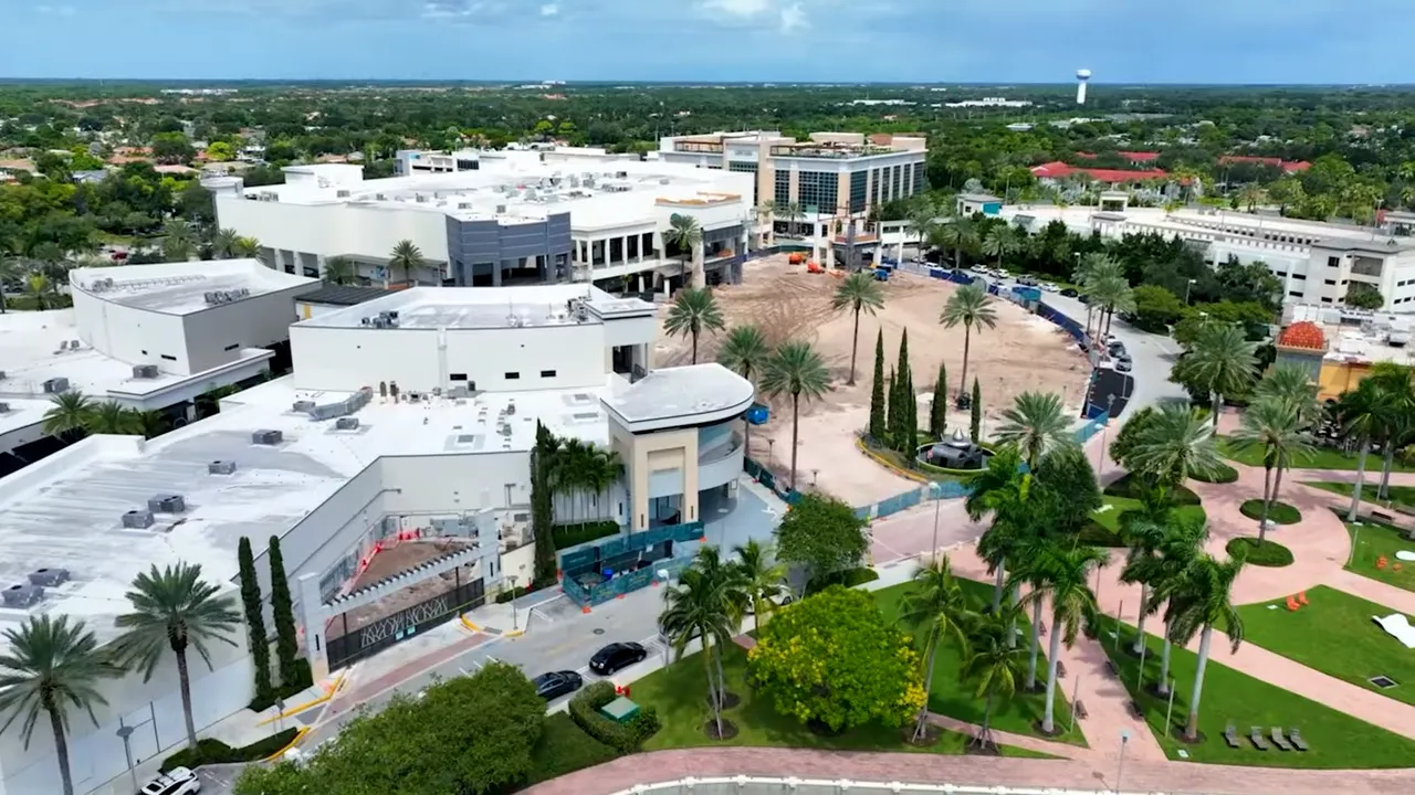 Aerial view of shopping and dining area in Palm Beach Gardens