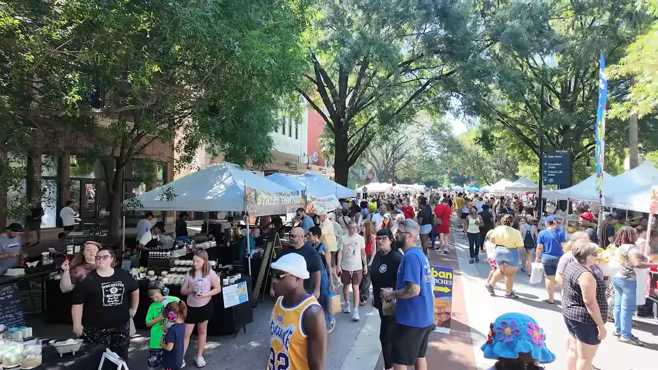 Outdoor market crowd and street scene in Columbia