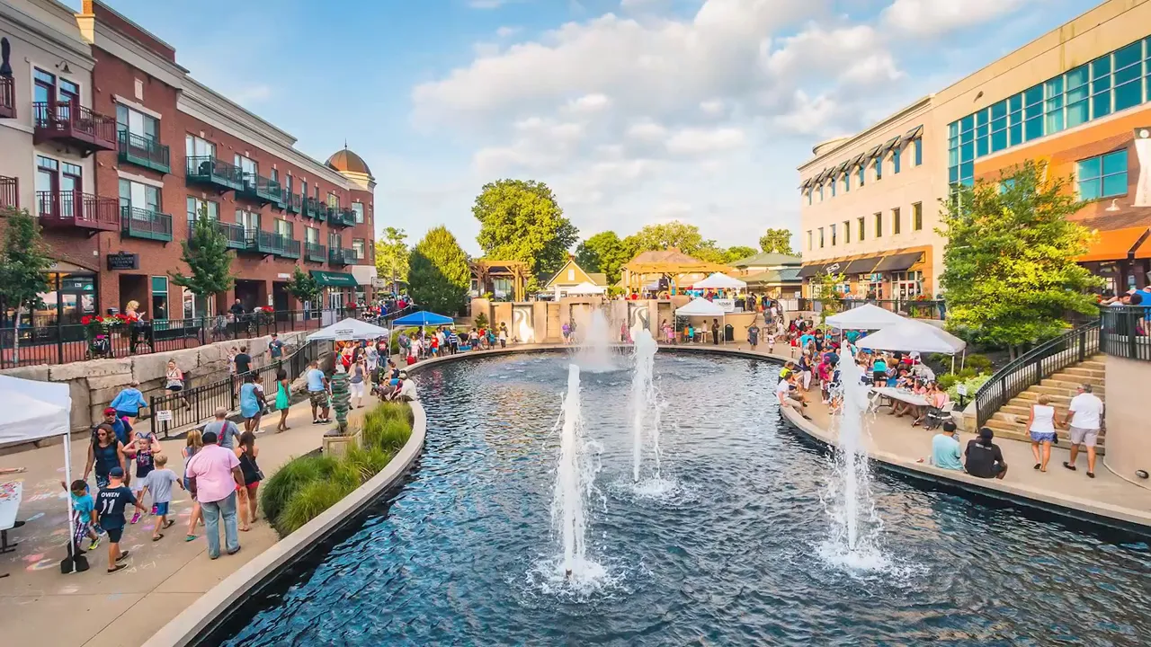 Creekside Gahanna fountain surrounded by restaurants and pedestrians