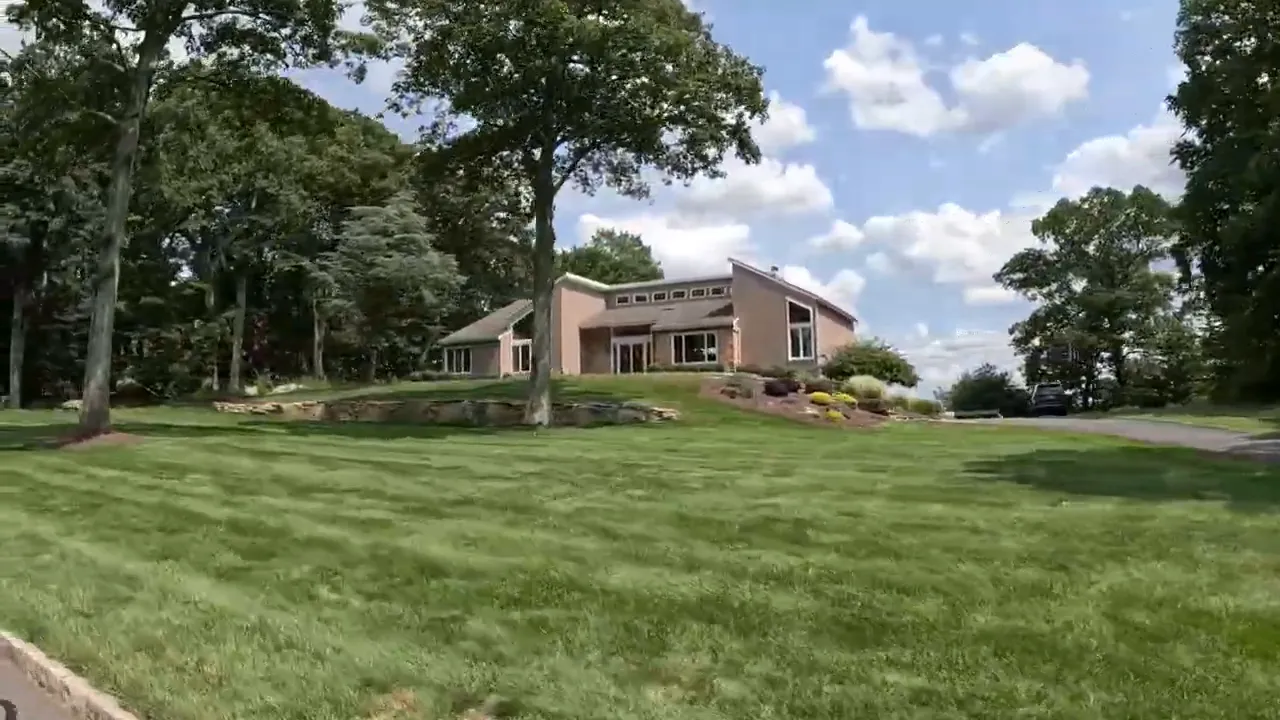 Single-family house on a large green lot surrounded by trees in Ledgewood, Roxbury New Jersey