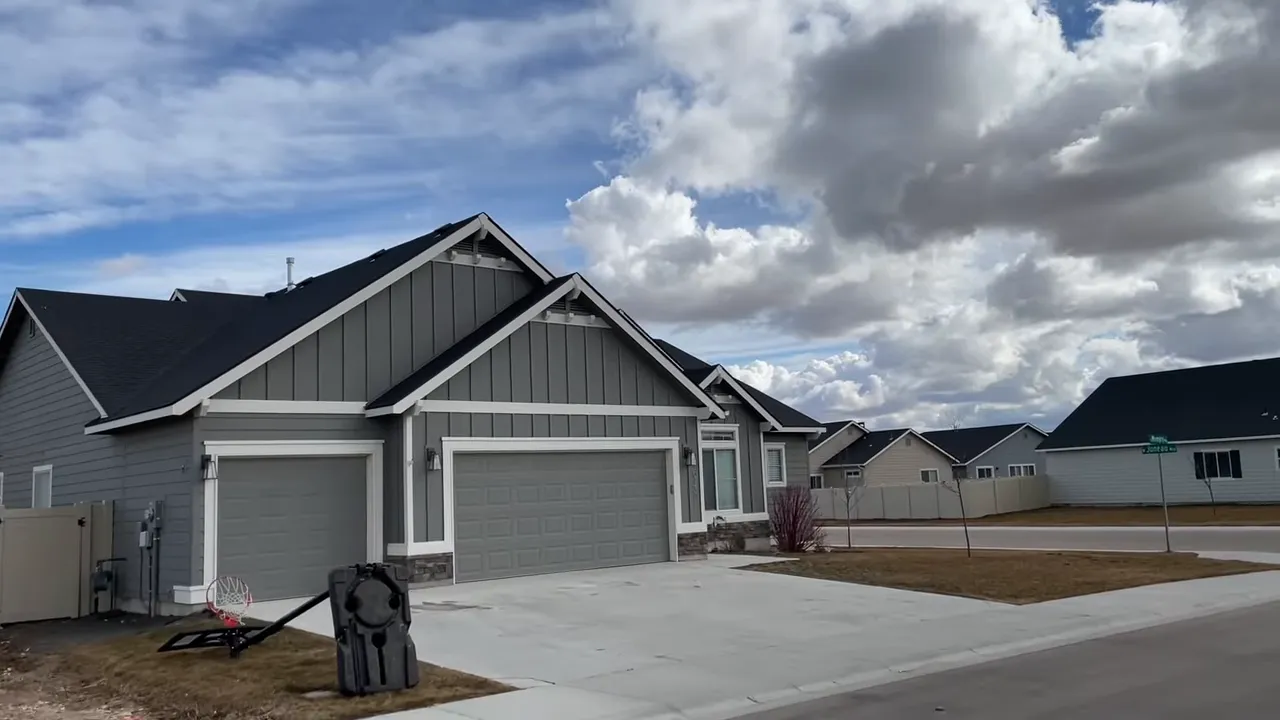 Driveway and modern new homes in a residential area of Kuna, Idaho