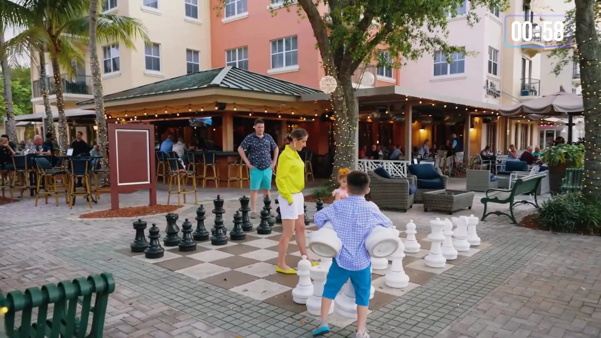 Dining scene in Palm Beach Gardens