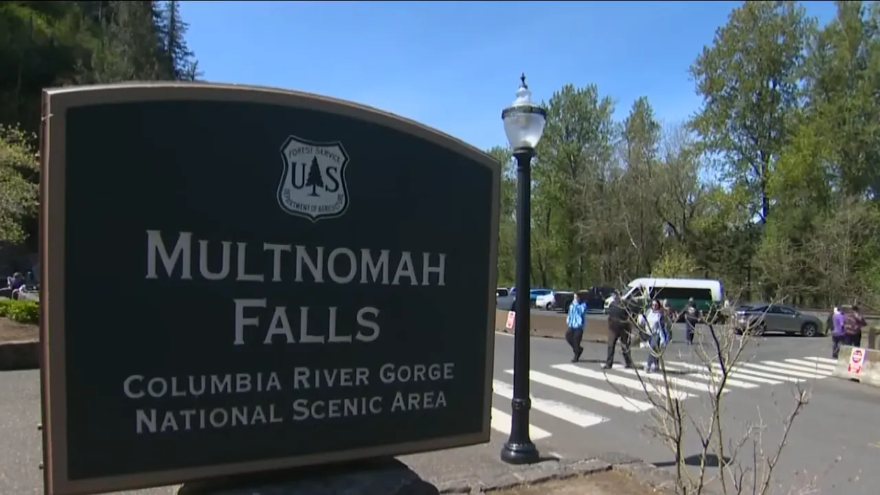 Multnomah Falls sign by roadside entrance