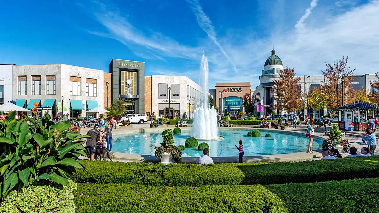 Easton Town Center fountain surrounded by shops and pedestrians