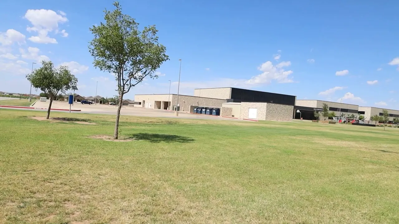 Elementary school in Vidian with modern architecture and large fields