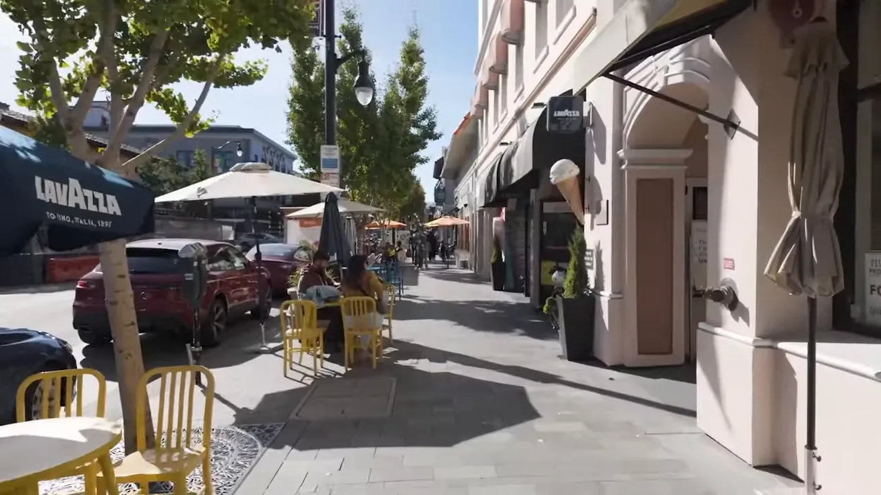Outdoor dining tables along a shopping street in downtown Burlingame