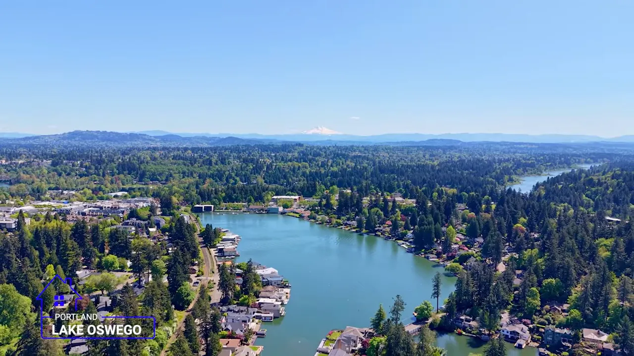 Aerial view of Lake Oswego, Oregon along the river