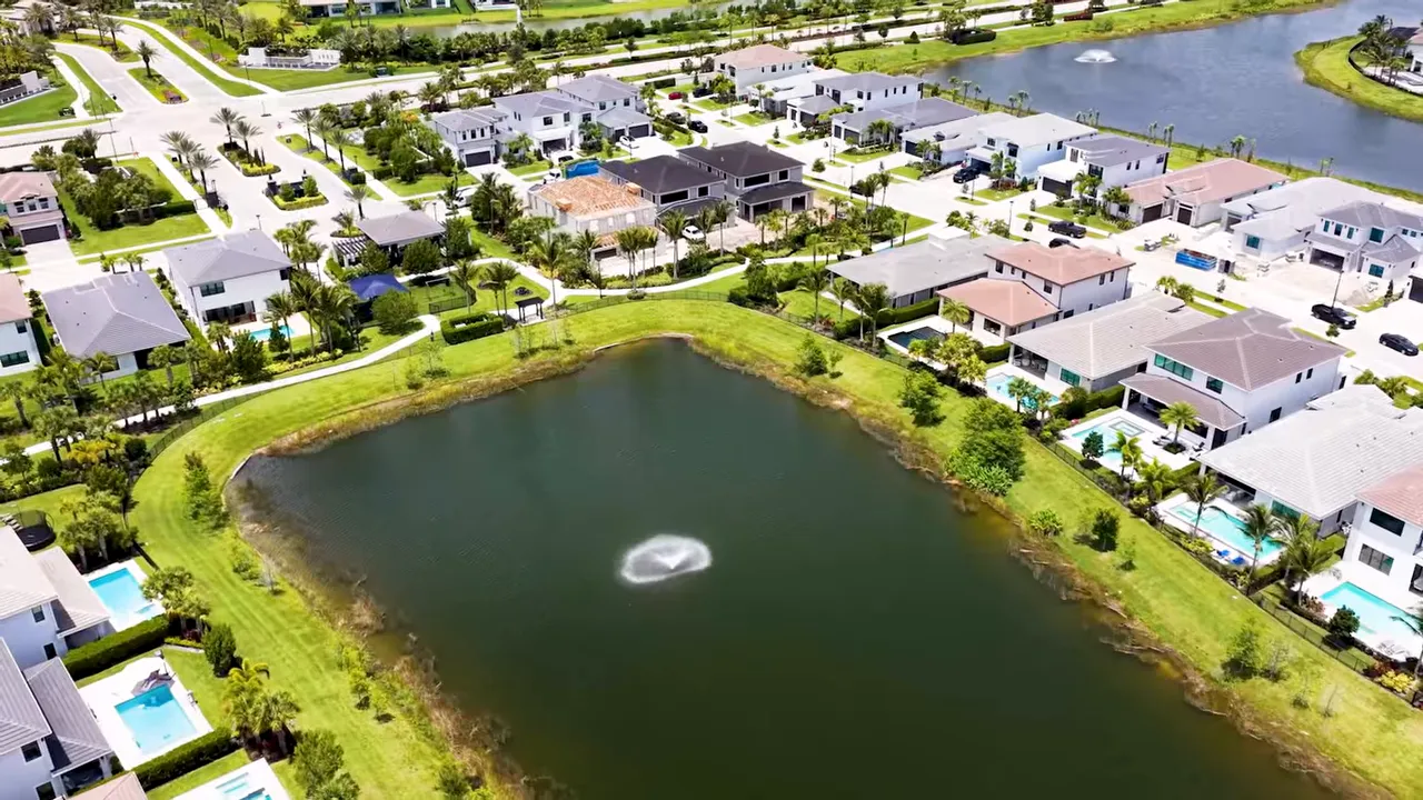Aerial view of Solana Bay homes surrounding a lake with fountain