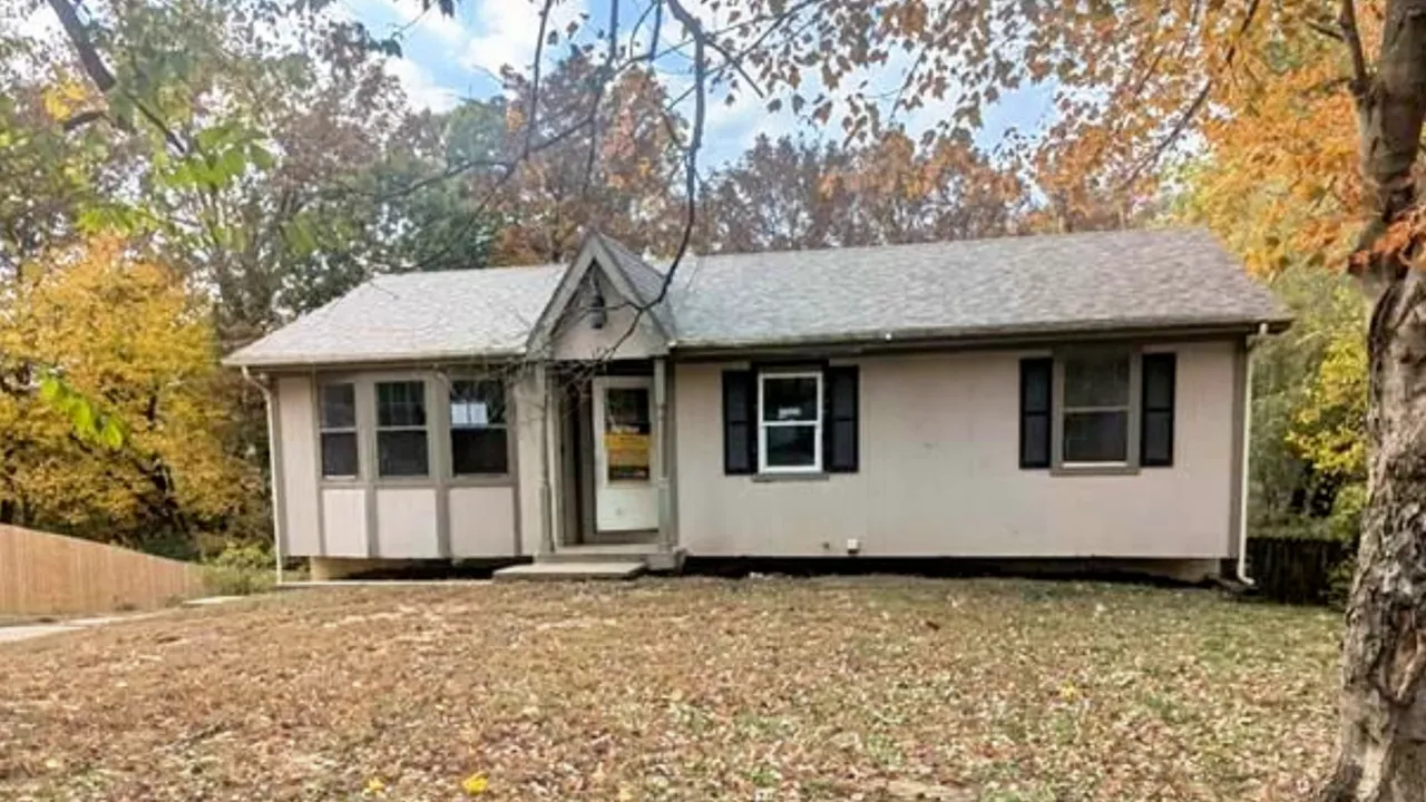 Clear front exterior view of a house in Valley View Warrensburg, Missouri