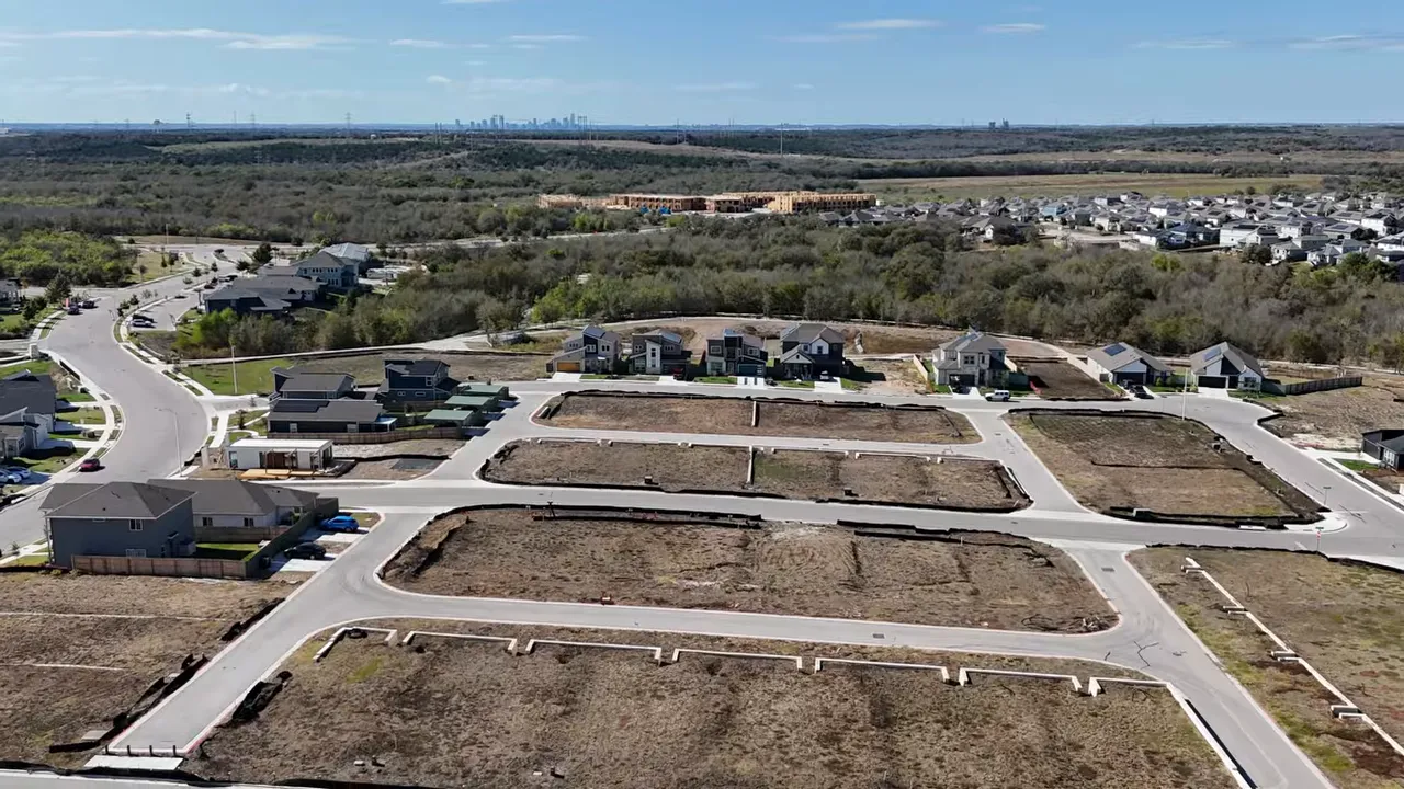 Close-up of construction site and buyers considering ready-to-move-in homes