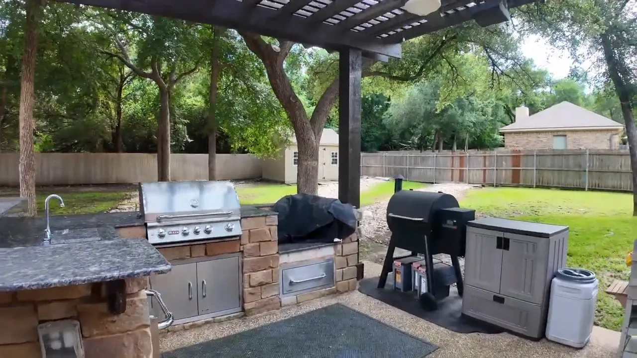 Outdoor kitchen under pergola