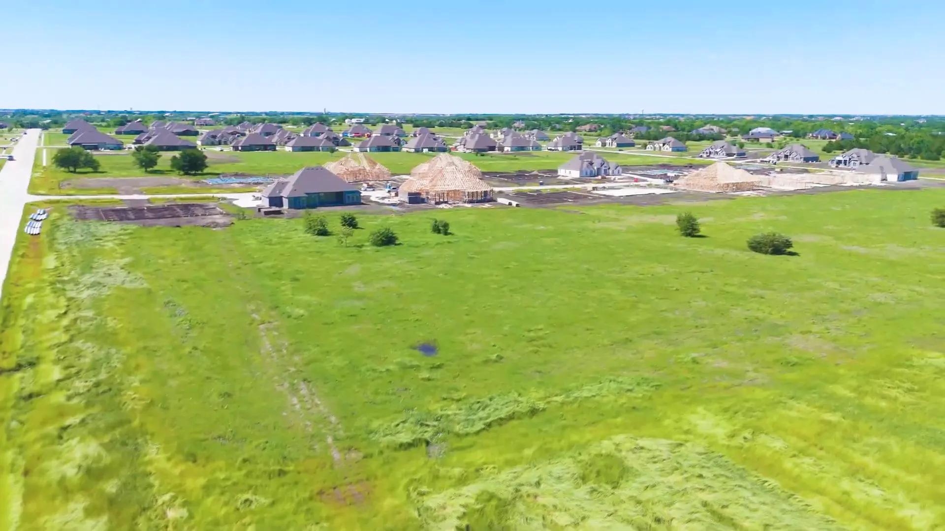 Overview of acre lot neighborhoods with multiple builders in McLendon-Chisholm