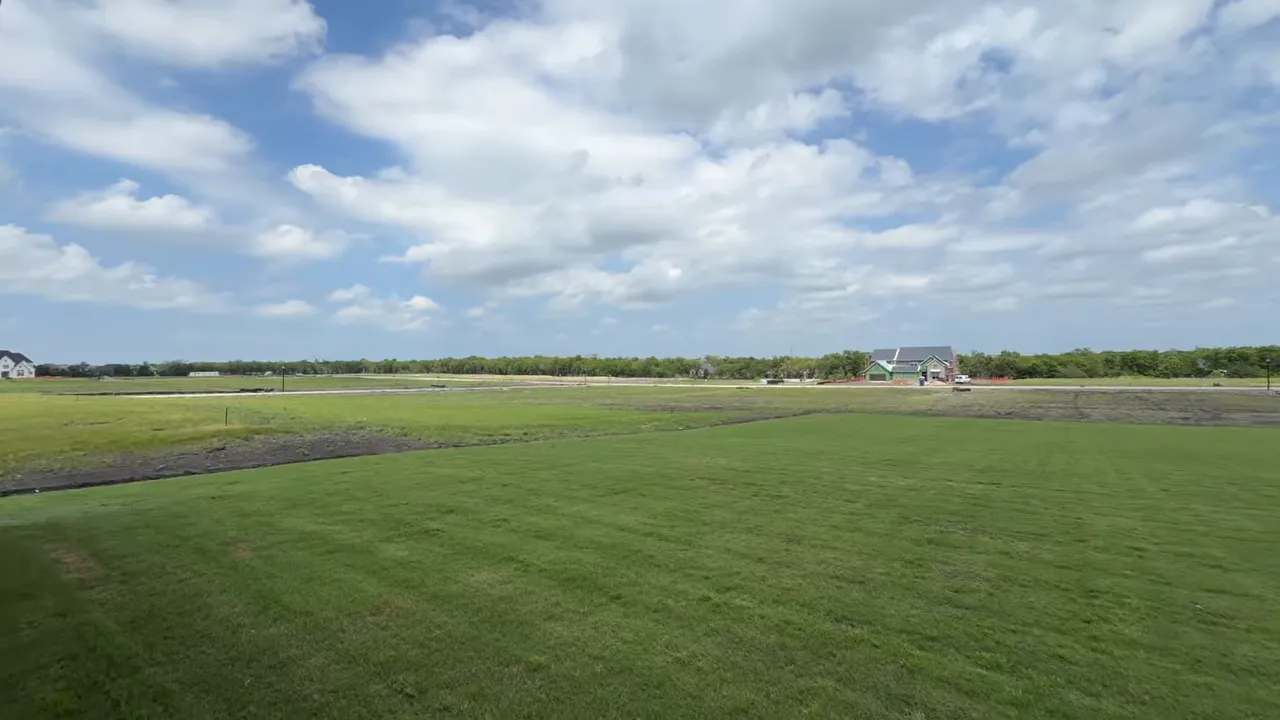 Open acreage and green space in Ridge Pointe Estates near McLendon-Chisholm TX