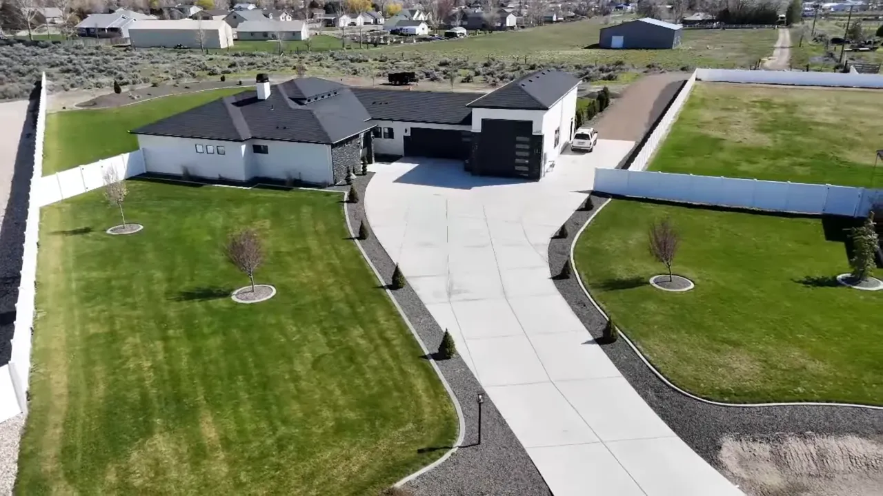 Aerial view of a house and driveway in Mountain Home, Idaho