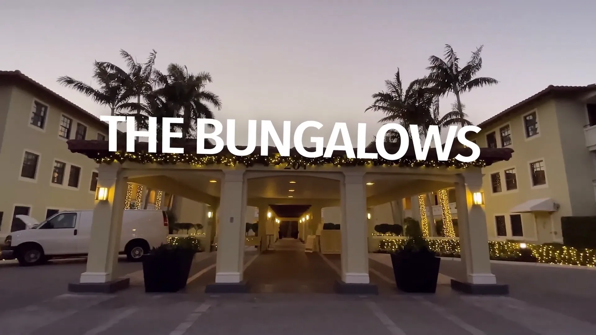 Bungalows courtyard with private pool and lounge chairs