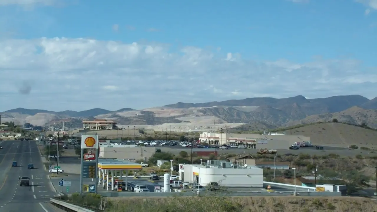 Downtown street scene in Miami, Arizona with mountains in the distance