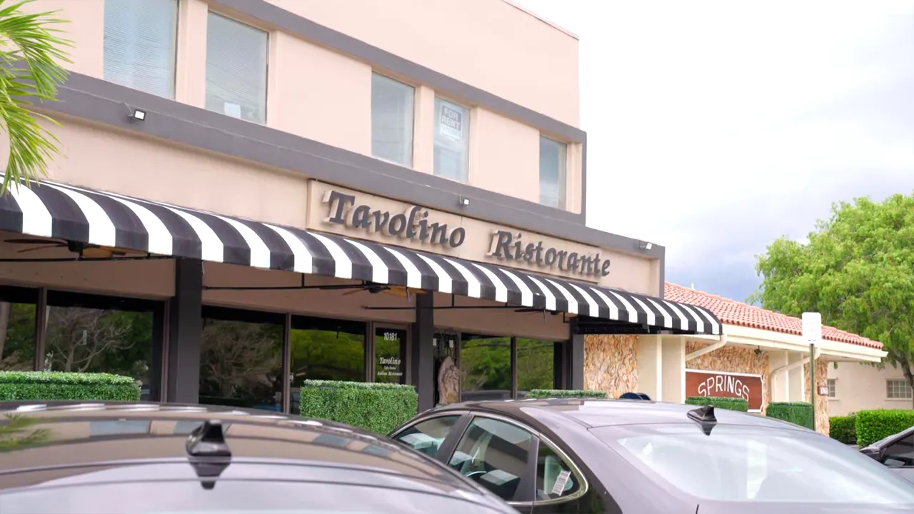 Outdoor dining at The Walk downtown Coral Springs