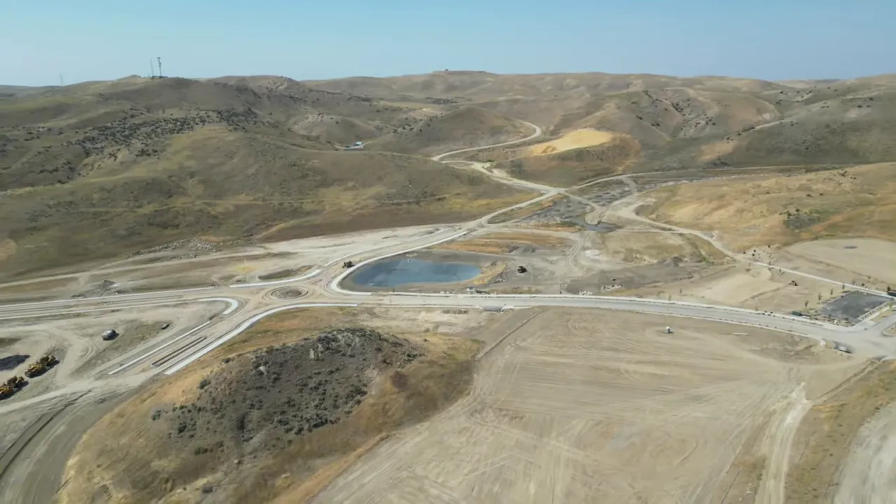 Wide green spaces and trailheads in Avamore