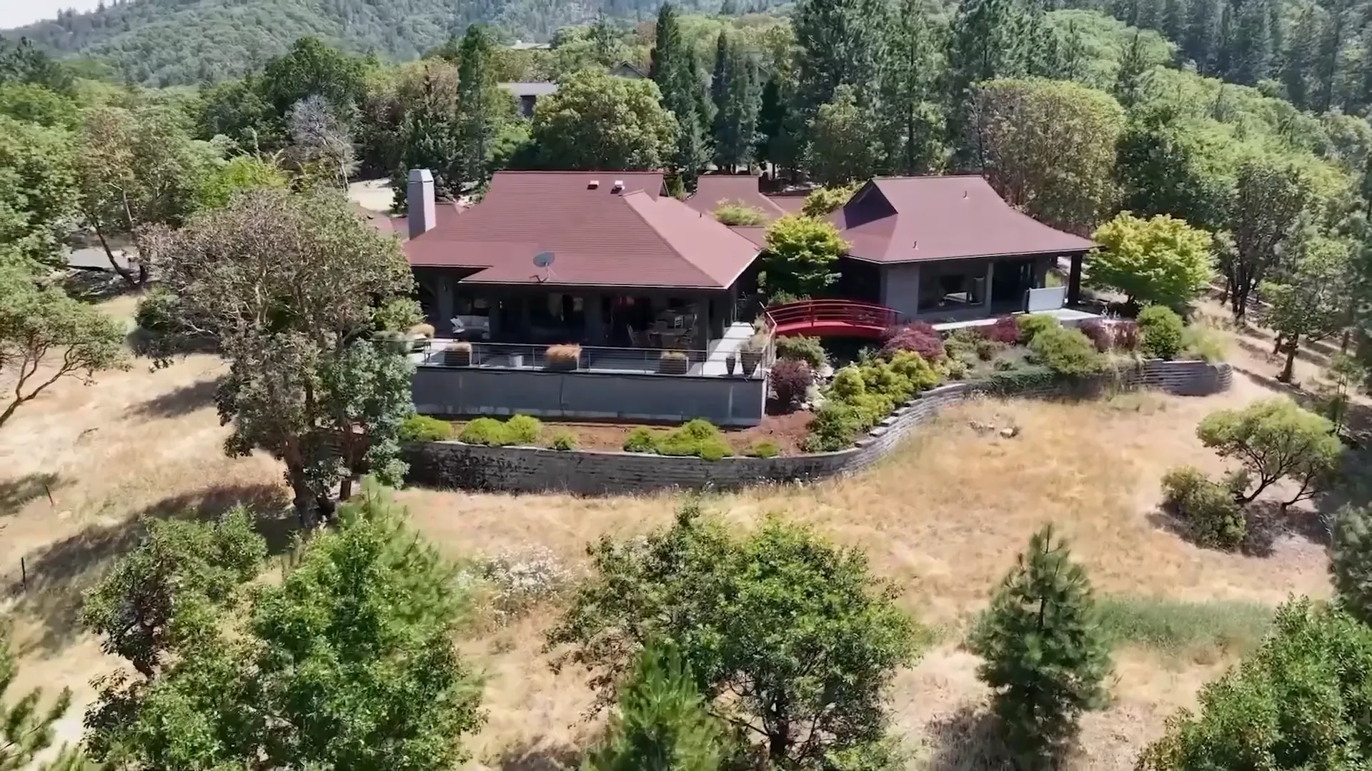 Homes with vineyard views in Ashland