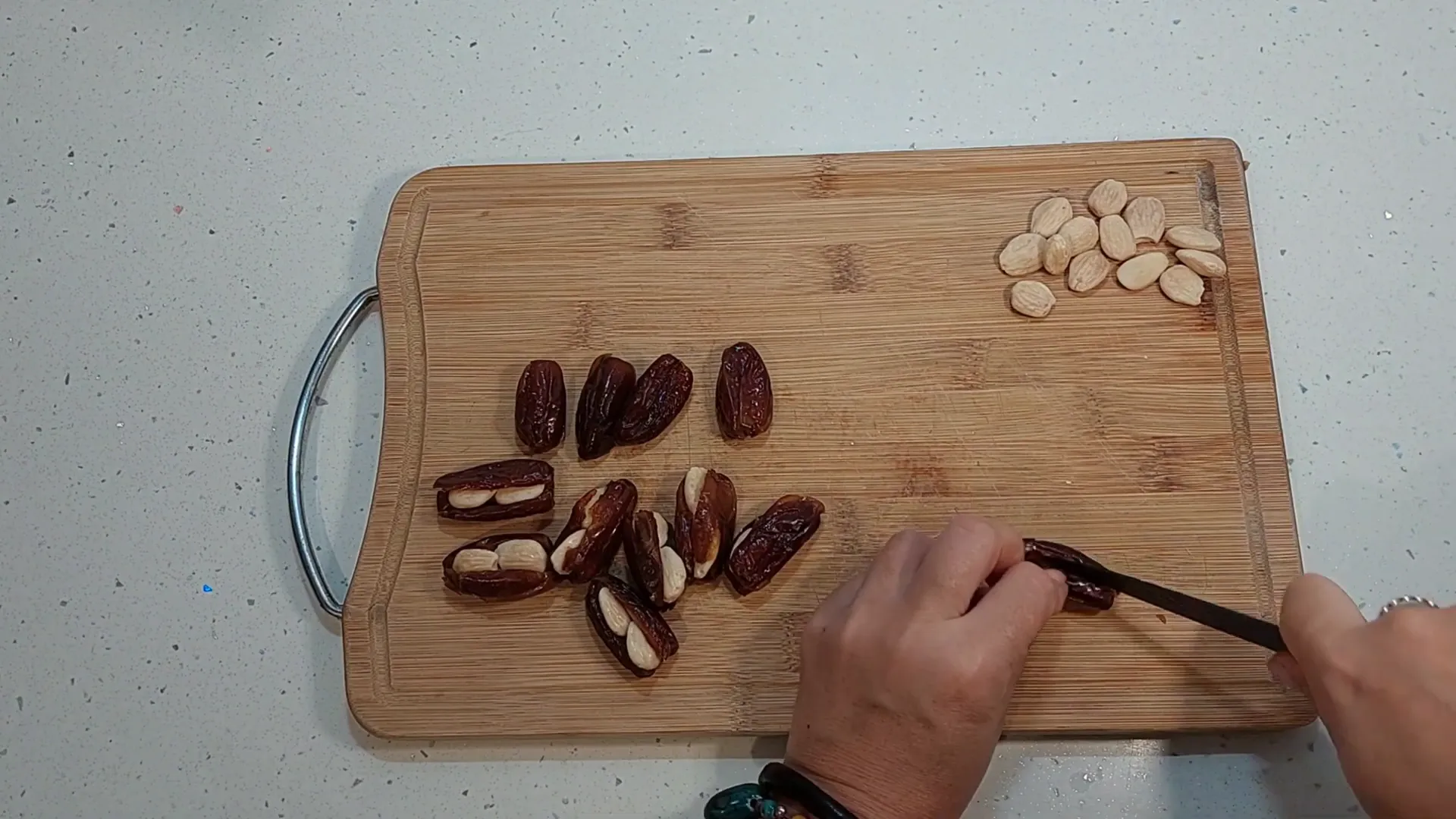 Dátiles de hueso rellenos de almendras