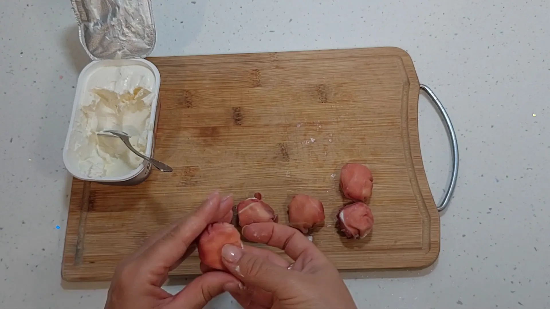 Preparación de pintxos de jamón y queso