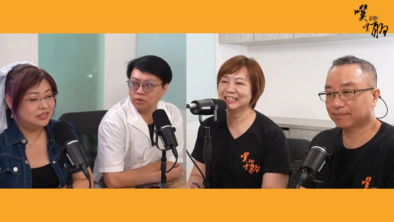 四位主持人圍坐在麥克風前，表情自然、互動中討論媒體素養教學