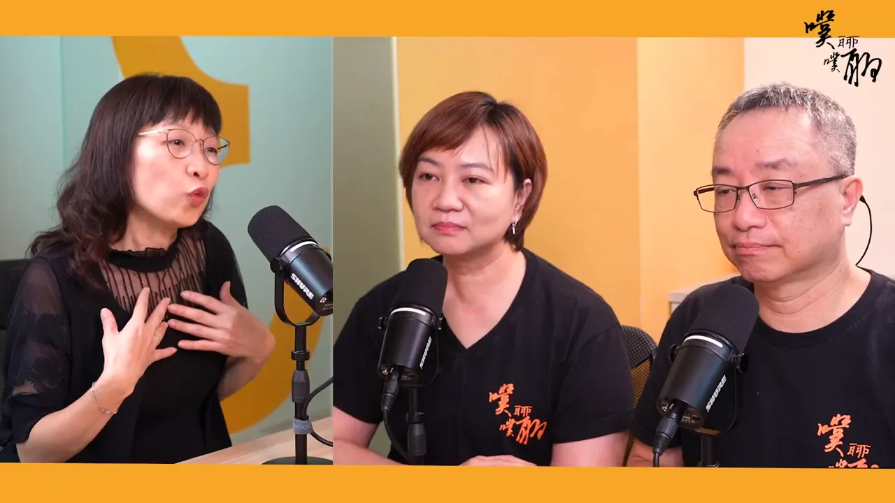 錄音室內三位主持人對談,左側主持人用手勢強調重點,中央與右側主持人專注聆聽,畫面解析度高且構圖清晰