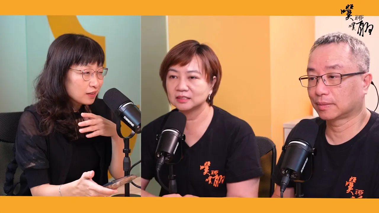 錄音室近拍:左側主持人手持手機示範、中央與右側主持人在麥克風前聆聽,影像明亮且清晰