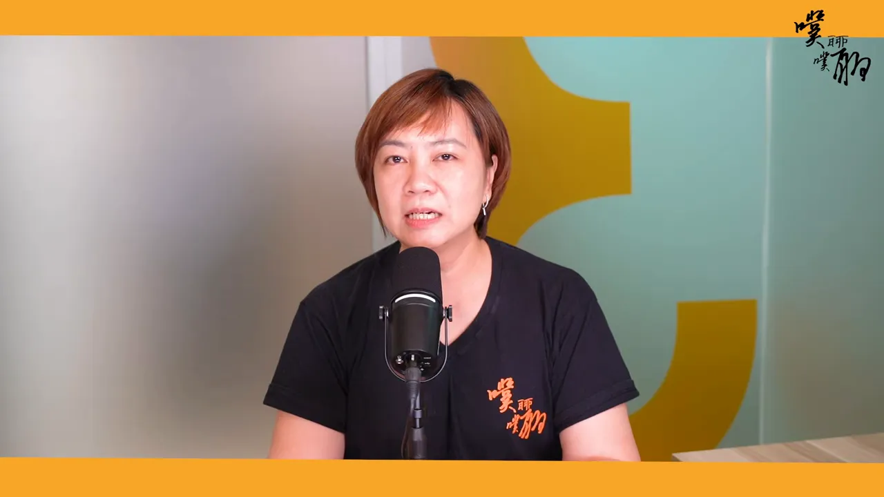 主持人正面中景、表情自然、麥克風置中,畫面清晰且光線良好