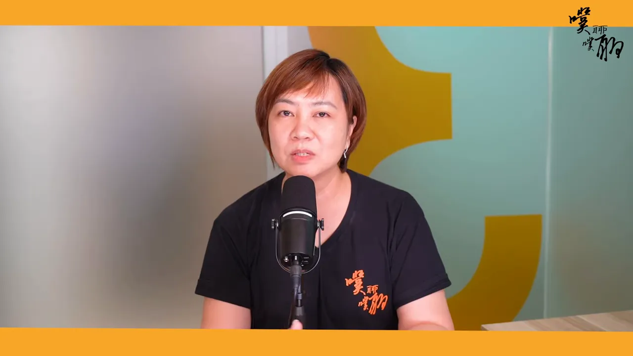 主持人正面中景,表情自然且目光與鏡頭接觸,光線與構圖良好