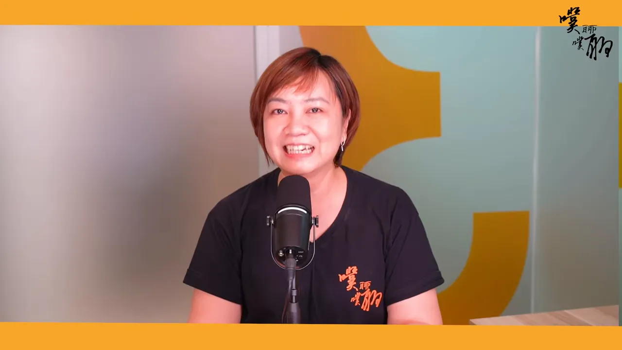 主持人微笑面向鏡頭,胸前麥克風與節目LOGO清晰可見