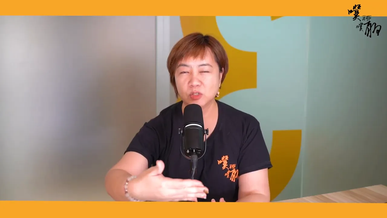 主講人中景向前伸手並以麥克風講解，示意學生觀察與歸納