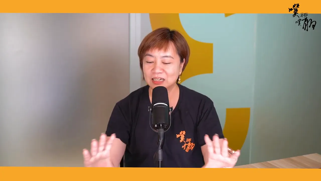 講者用手勢示範如何把AI當教學夥伴生成練習素材