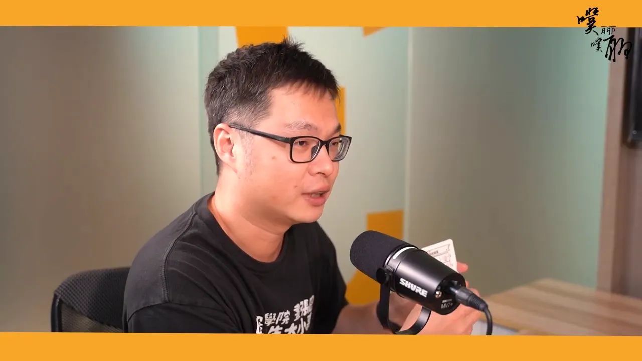 主持人手持圖解筆記卡牌,示範時間序列類工具