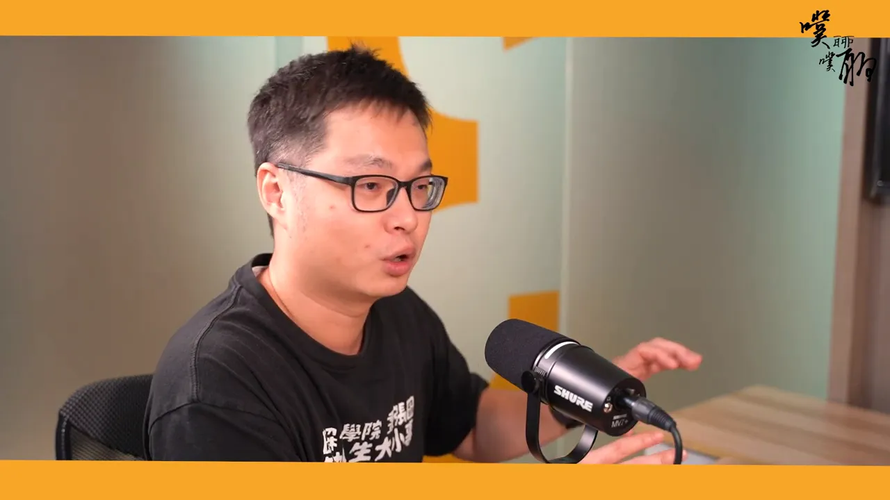 主持人面向麥克風解說,並以手勢示意教學步驟,畫面清晰