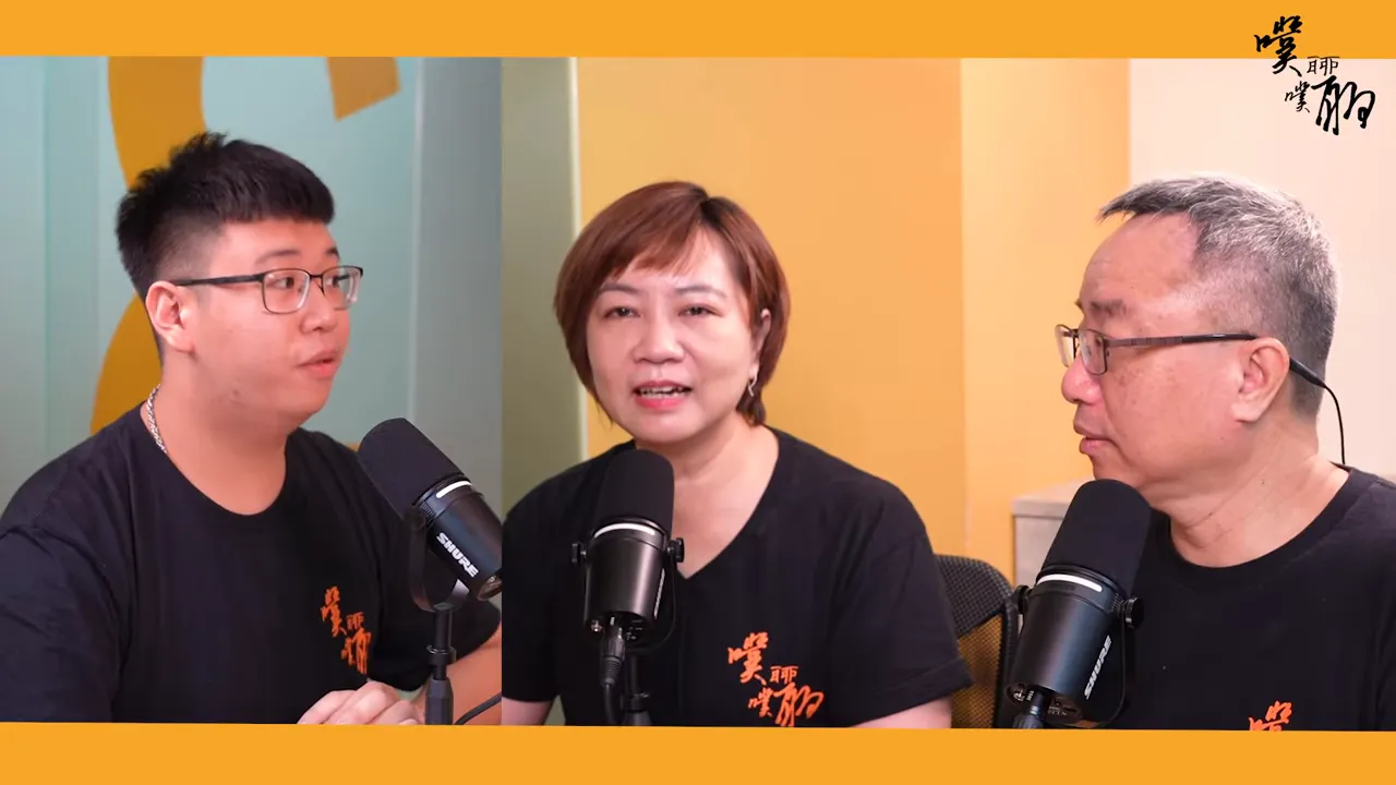 錄音室三人畫面，中間主持人面向鏡頭發言，構圖清晰、表情投入