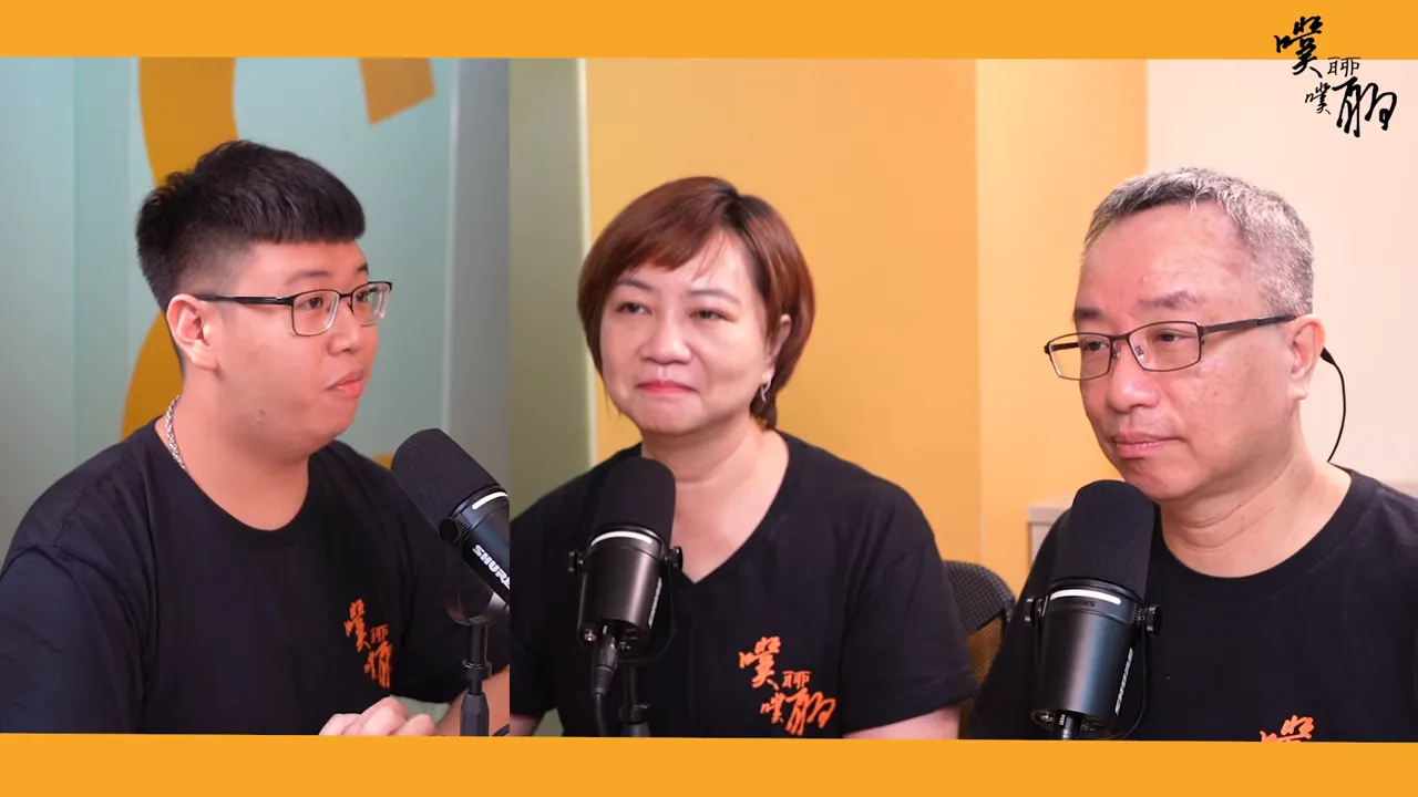 三位主持人清晰對話的錄音室畫面