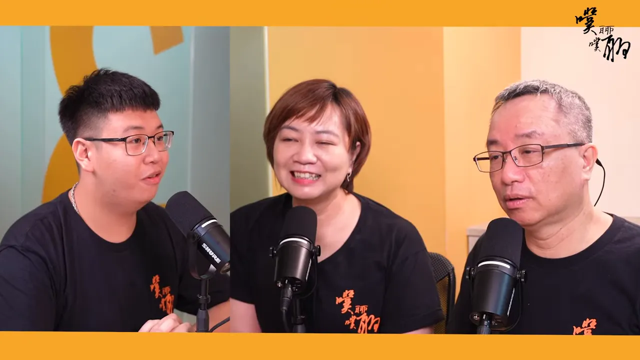 錄音室三位主持人並列對談，畫面明亮清晰，適合代表課程介紹