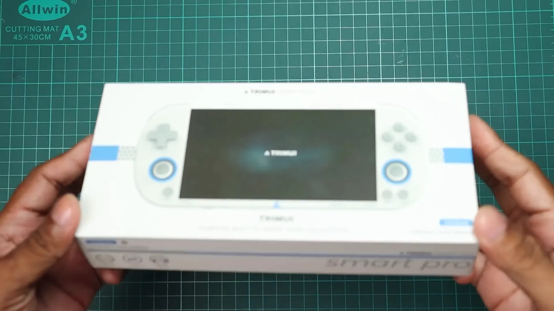 Unboxing the TRIMUI Smart Pro console