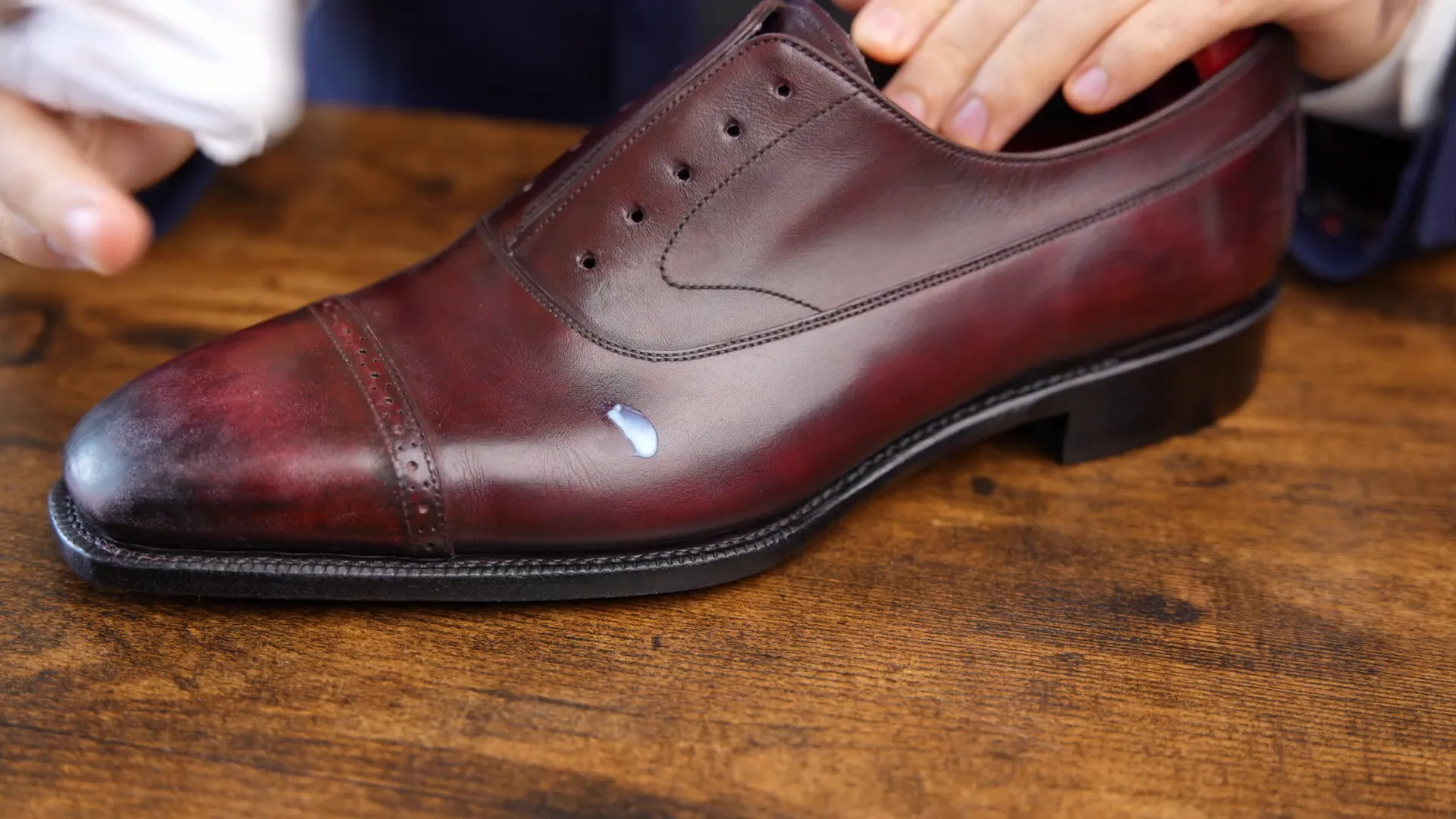 Appliquer une crème revitalisante sur les chaussures en cuir avec un chiffon en coton
