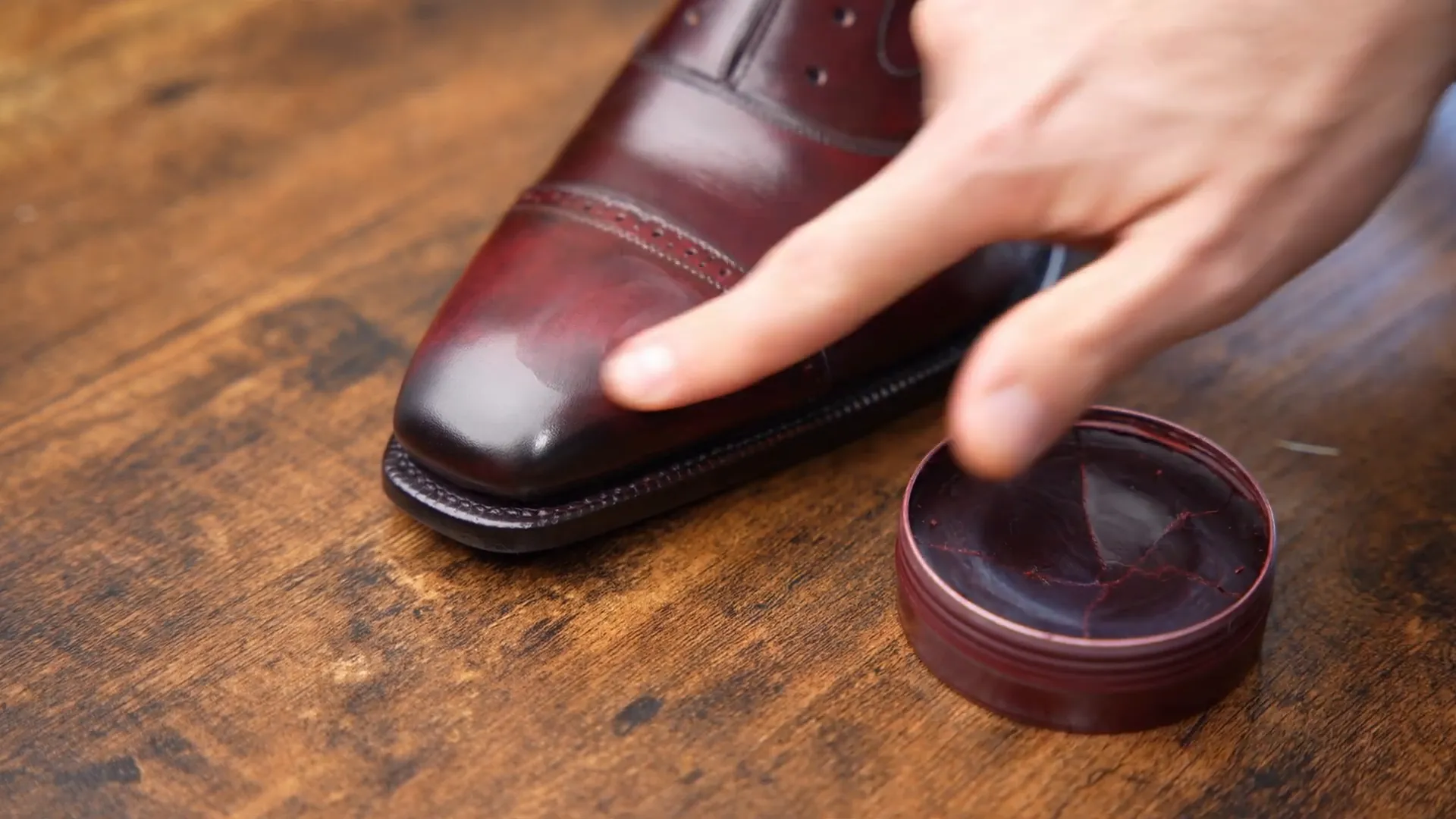 Appliquer de la cire sur des chaussures en cuir pour les protéger et les faire briller