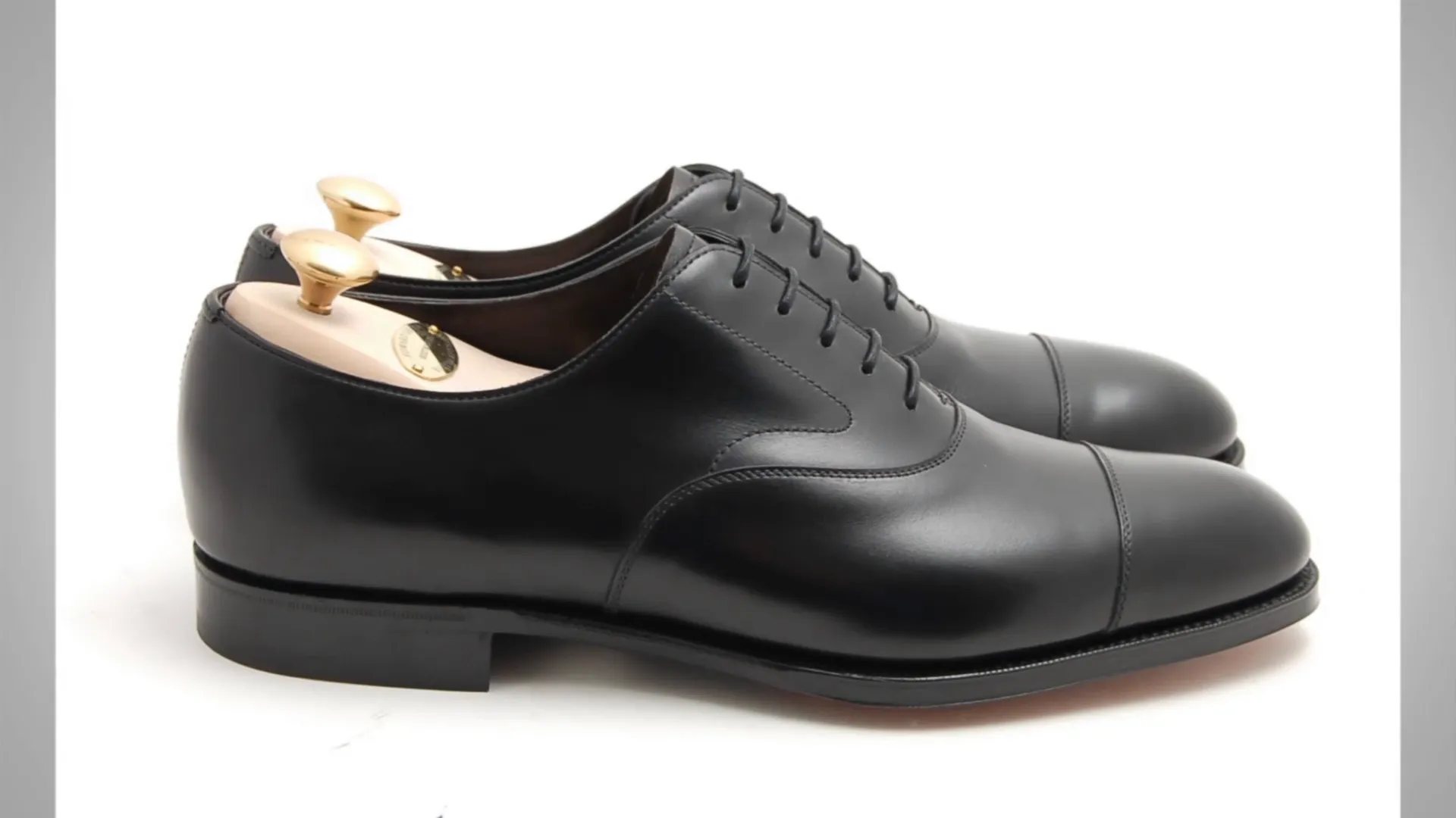 Example of Oxford shoes not suitable for jeans